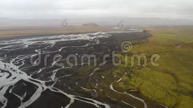 冰河、三角洲、<strong>冰岛</strong>南部黑色火山沙、绿色平原和远处的一座山的鸟瞰图c